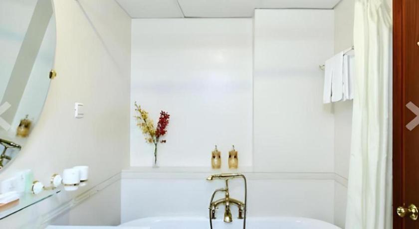 The White Hotel 8A Thai Van Lung Thành Pho Ho Chí Minh Esterno foto