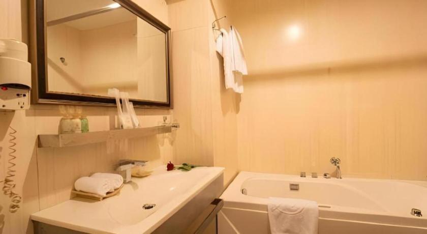 The White Hotel 8A Thai Van Lung Thành Pho Ho Chí Minh Esterno foto